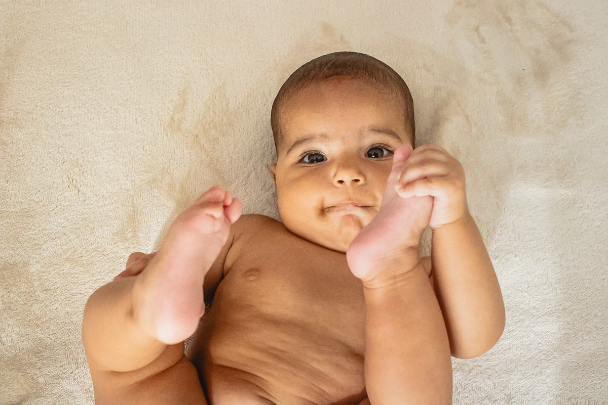 acompanhamento de bebê, abraço na alma, alan smyth fotografo são mateus es, ensaio de bebê, ensaio em casa, ensaio intimista, fotografia afetiva, fotografia de familia,  fotografia de familia sao mateus es,  gêmeas, gêmeas meninas, pais de menina, bebê