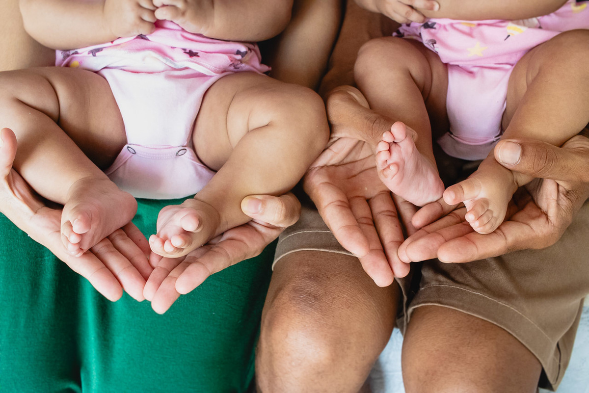 acompanhamento de bebê, abraço na alma, alan smyth fotografo são mateus es, ensaio de bebê, ensaio em casa, ensaio intimista, fotografia afetiva, fotografia de familia,  fotografia de familia sao mateus es,  gêmeas, gêmeas meninas, pais de menina, bebê