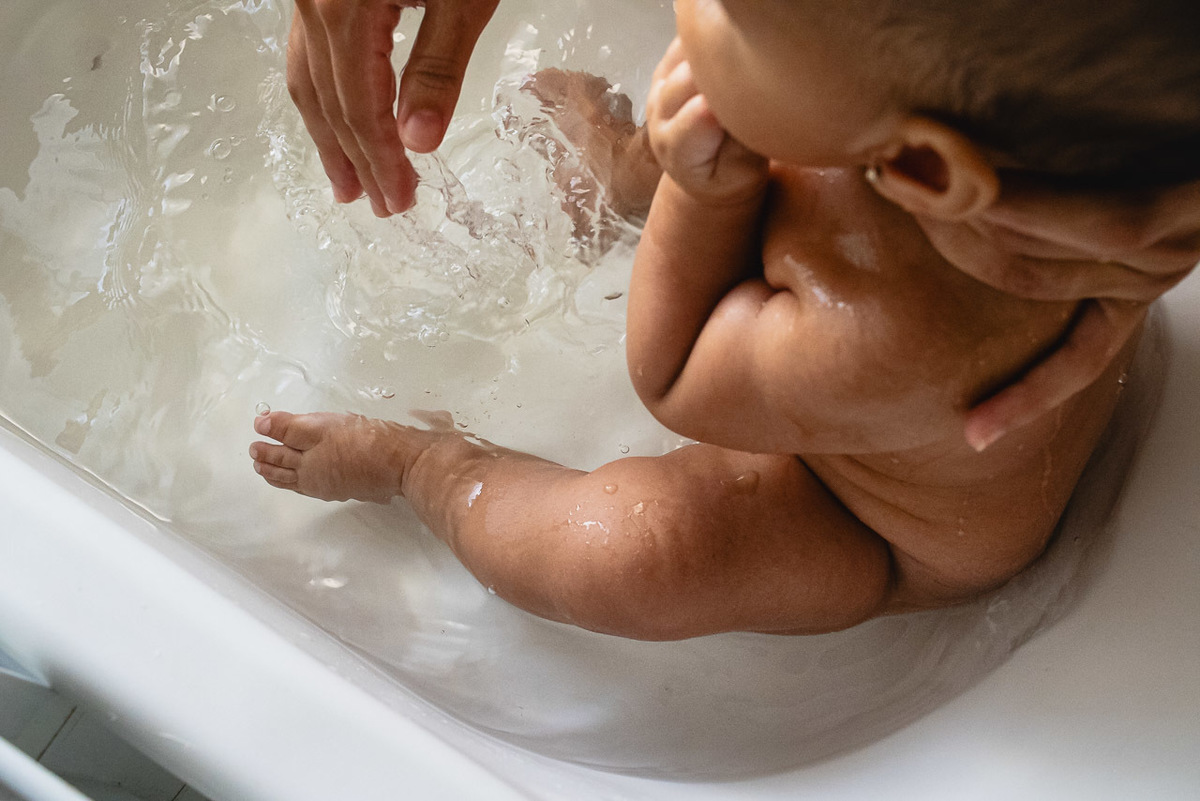 acompanhamento de bebê, abraço na alma, alan smyth fotografo são mateus es, ensaio de bebê, ensaio em casa, ensaio intimista, fotografia afetiva, fotografia de familia,  fotografia de familia sao mateus es,  gêmeas, gêmeas meninas, pais de menina, bebê