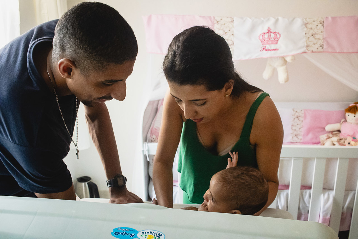 acompanhamento de bebê, abraço na alma, alan smyth fotografo são mateus es, ensaio de bebê, ensaio em casa, ensaio intimista, fotografia afetiva, fotografia de familia,  fotografia de familia sao mateus es,  gêmeas, gêmeas meninas, pais de menina, bebê