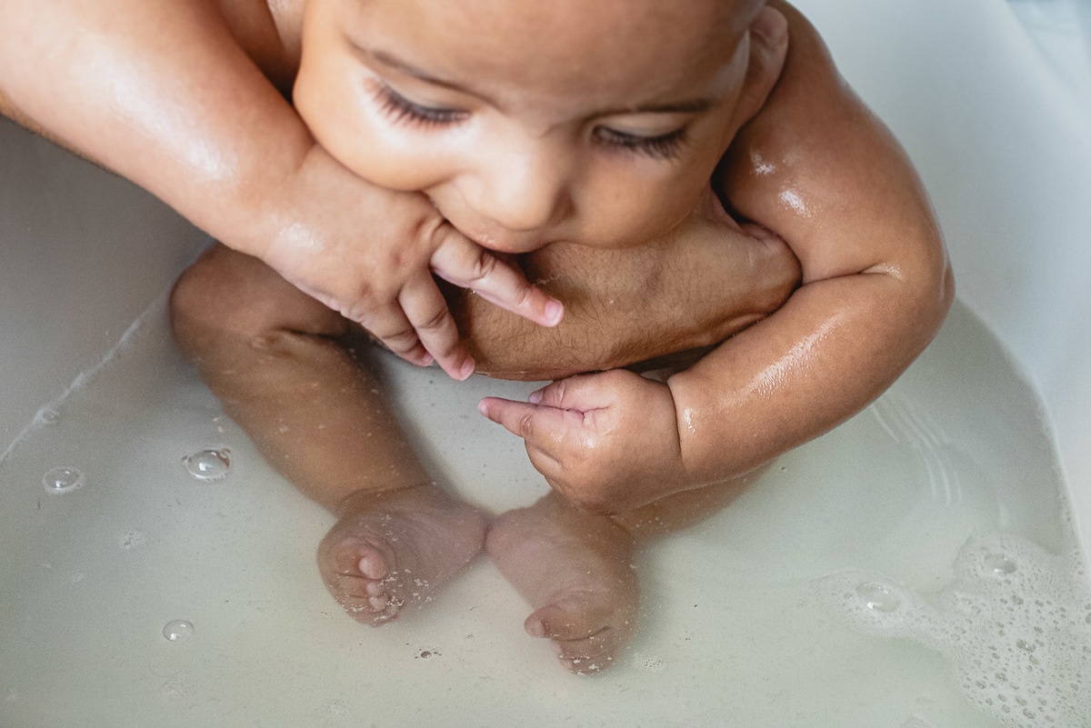 acompanhamento de bebê, abraço na alma, alan smyth fotografo são mateus es, ensaio de bebê, ensaio em casa, ensaio intimista, fotografia afetiva, fotografia de familia,  fotografia de familia sao mateus es,  gêmeas, gêmeas meninas, pais de menina, bebê