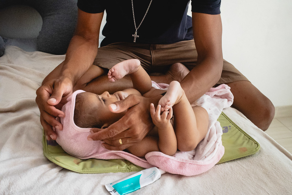acompanhamento de bebê, abraço na alma, alan smyth fotografo são mateus es, ensaio de bebê, ensaio em casa, ensaio intimista, fotografia afetiva, fotografia de familia,  fotografia de familia sao mateus es,  gêmeas, gêmeas meninas, pais de menina, bebê