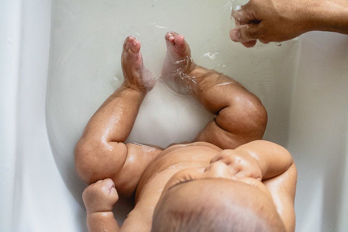 acompanhamento de bebê, abraço na alma, alan smyth fotografo são mateus es, ensaio de bebê, ensaio em casa, ensaio intimista, fotografia afetiva, fotografia de familia,  fotografia de familia sao mateus es,  gêmeas, gêmeas meninas, pais de menina, bebê