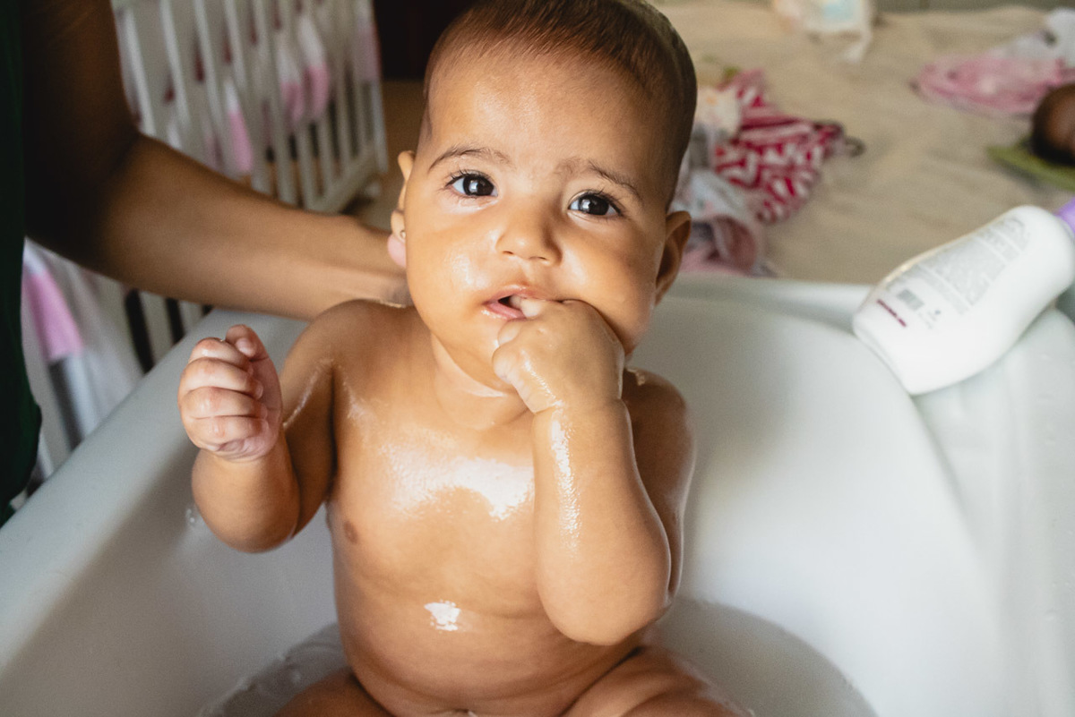 acompanhamento de bebê, abraço na alma, alan smyth fotografo são mateus es, ensaio de bebê, ensaio em casa, ensaio intimista, fotografia afetiva, fotografia de familia,  fotografia de familia sao mateus es,  gêmeas, gêmeas meninas, pais de menina, bebê