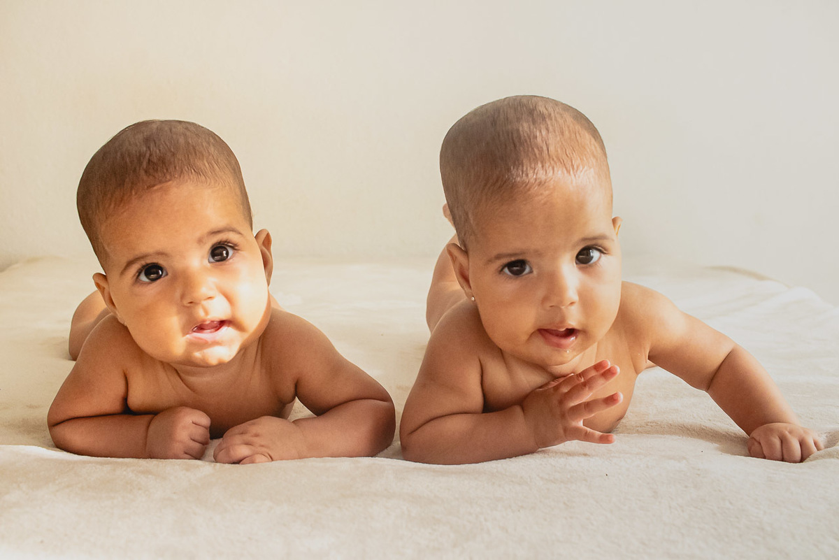 acompanhamento de bebê, abraço na alma, alan smyth fotografo são mateus es, ensaio de bebê, ensaio em casa, ensaio intimista, fotografia afetiva, fotografia de familia,  fotografia de familia sao mateus es,  gêmeas, gêmeas meninas, pais de menina, bebê