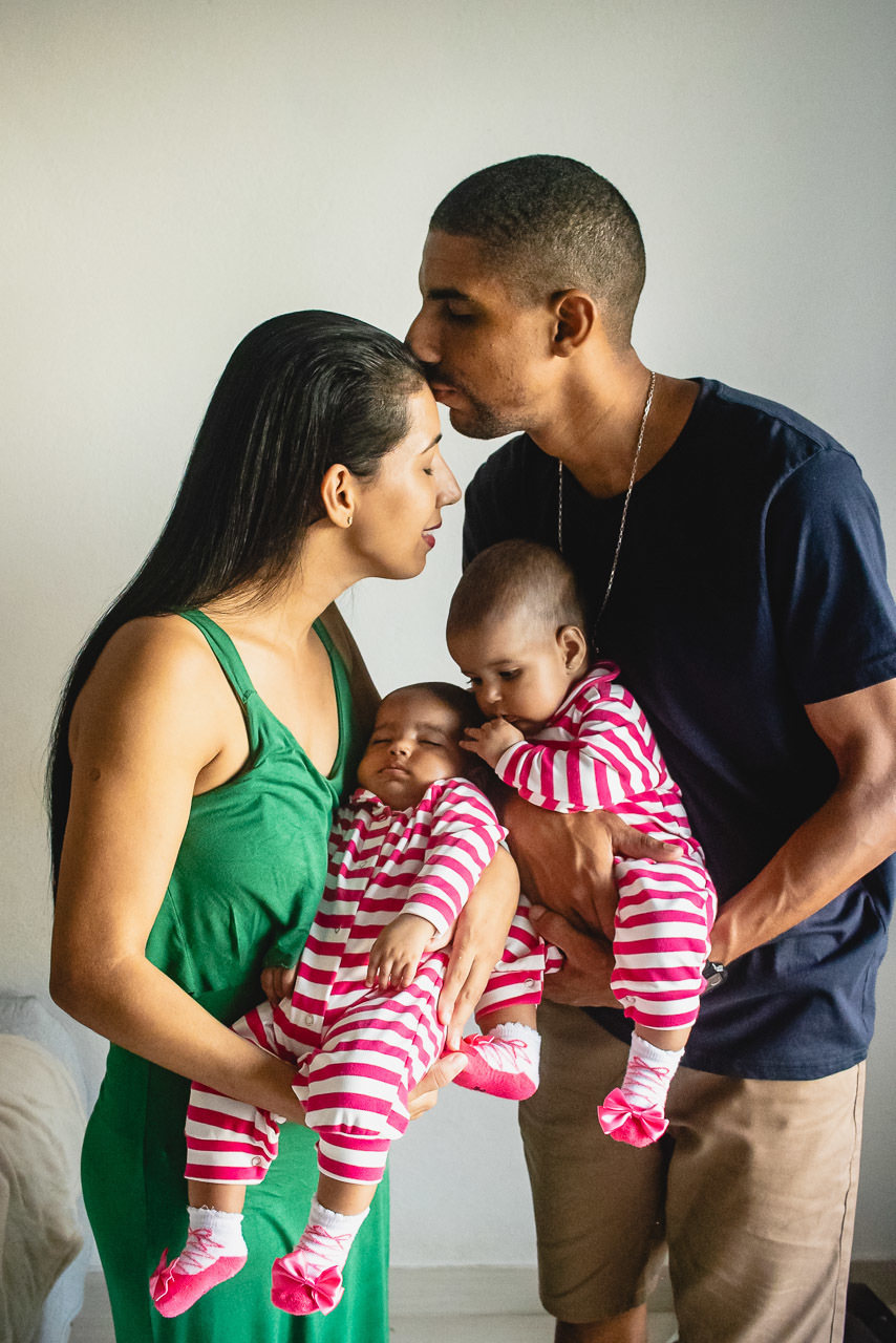 acompanhamento de bebê, abraço na alma, alan smyth fotografo são mateus es, ensaio de bebê, ensaio em casa, ensaio intimista, fotografia afetiva, fotografia de familia,  fotografia de familia sao mateus es,  gêmeas, gêmeas meninas, pais de menina, bebê