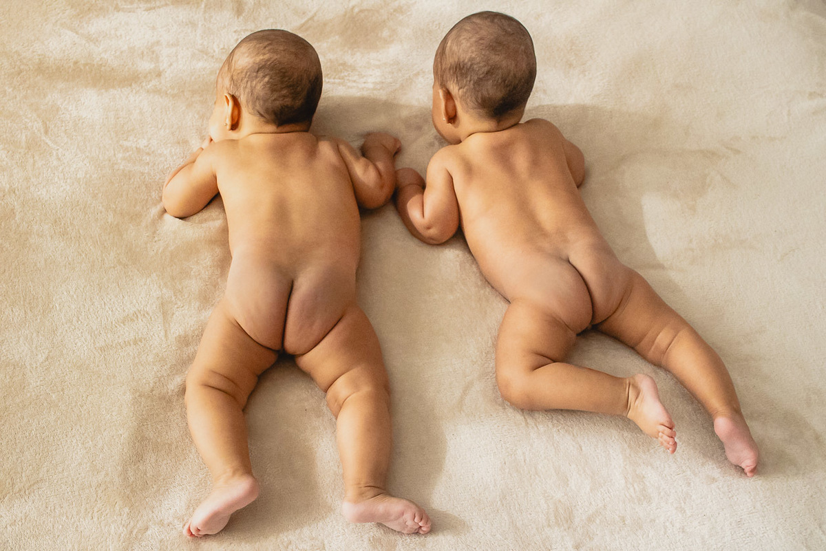 acompanhamento de bebê, abraço na alma, alan smyth fotografo são mateus es, ensaio de bebê, ensaio em casa, ensaio intimista, fotografia afetiva, fotografia de familia,  fotografia de familia sao mateus es,  gêmeas, gêmeas meninas, pais de menina, bebê