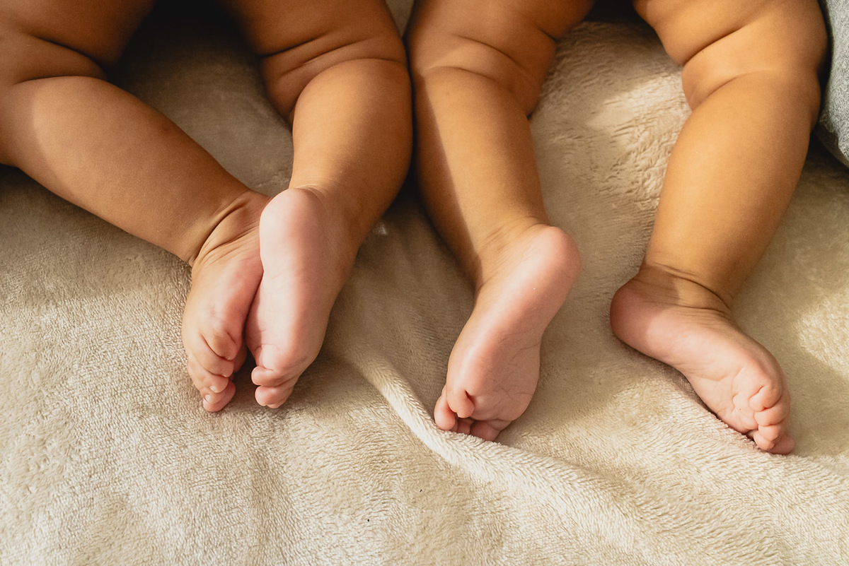 acompanhamento de bebê, abraço na alma, alan smyth fotografo são mateus es, ensaio de bebê, ensaio em casa, ensaio intimista, fotografia afetiva, fotografia de familia,  fotografia de familia sao mateus es,  gêmeas, gêmeas meninas, pais de menina, bebê