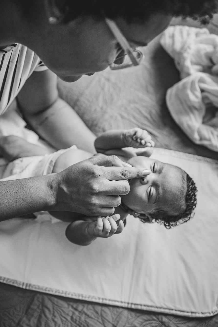 natural newborn, fotografo newborn, newborn, abraço na alma, alan smyth fotografo são mateus es, ensaio nerborn, ensaio em casa, ensaio intimista, fotografia afetiva, fotografia de familia, fotografia de familia guriri, fotografia de familia sao mateus es