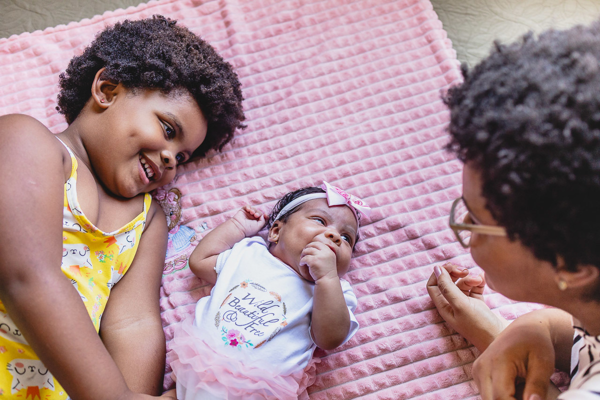 natural newborn, fotografo newborn, newborn, abraço na alma, alan smyth fotografo são mateus es, ensaio nerborn, ensaio em casa, ensaio intimista, fotografia afetiva, fotografia de familia, fotografia de familia guriri, fotografia de familia sao mateus es