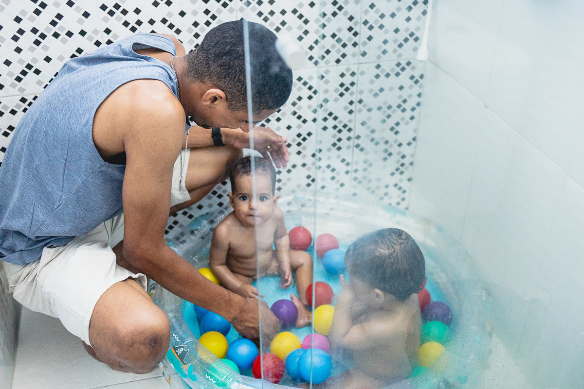 acompanhamento de bebê, abraço na alma, alan smyth fotografo são mateus es, ensaio de bebê, ensaio em casa, ensaio intimista, fotografia afetiva, fotografia de familia,  fotografia de familia sao mateus es,  gêmeas, gêmeas meninas, pais de menina, bebê