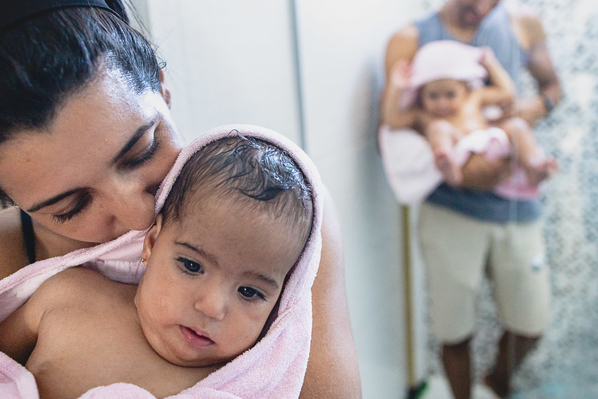 acompanhamento de bebê, abraço na alma, alan smyth fotografo são mateus es, ensaio de bebê, ensaio em casa, ensaio intimista, fotografia afetiva, fotografia de familia,  fotografia de familia sao mateus es,  gêmeas, gêmeas meninas, pais de menina, bebê