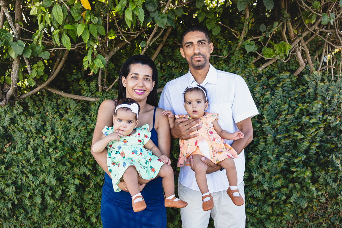 acompanhamento de bebê, abraço na alma, alan smyth fotografo são mateus es, ensaio de bebê, ensaio em casa, ensaio intimista, fotografia afetiva, fotografia de familia,  fotografia de familia sao mateus es,  gêmeas, gêmeas meninas, pais de menina, bebê