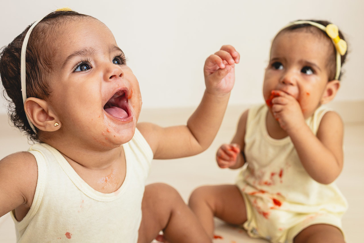 acompanhamento de bebê, abraço na alma, alan smyth fotografo são mateus es, ensaio de bebê, ensaio em casa, ensaio intimista, fotografia afetiva, fotografia de familia,  fotografia de familia sao mateus es,  gêmeas, gêmeas meninas, pais de menina, bebê