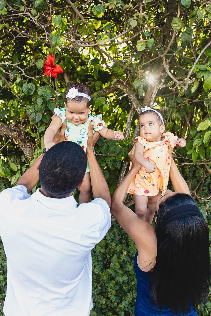 acompanhamento de bebê, abraço na alma, alan smyth fotografo são mateus es, ensaio de bebê, ensaio em casa, ensaio intimista, fotografia afetiva, fotografia de familia,  fotografia de familia sao mateus es,  gêmeas, gêmeas meninas, pais de menina, bebê