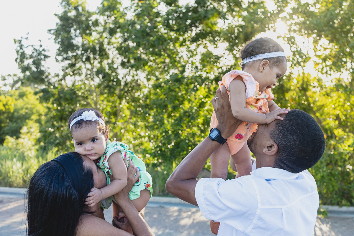 acompanhamento de bebê, abraço na alma, alan smyth fotografo são mateus es, ensaio de bebê, ensaio em casa, ensaio intimista, fotografia afetiva, fotografia de familia,  fotografia de familia sao mateus es,  gêmeas, gêmeas meninas, pais de menina, bebê