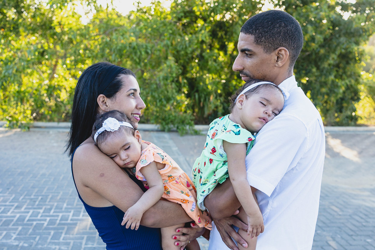 acompanhamento de bebê, abraço na alma, alan smyth fotografo são mateus es, ensaio de bebê, ensaio em casa, ensaio intimista, fotografia afetiva, fotografia de familia,  fotografia de familia sao mateus es,  gêmeas, gêmeas meninas, pais de menina, bebê