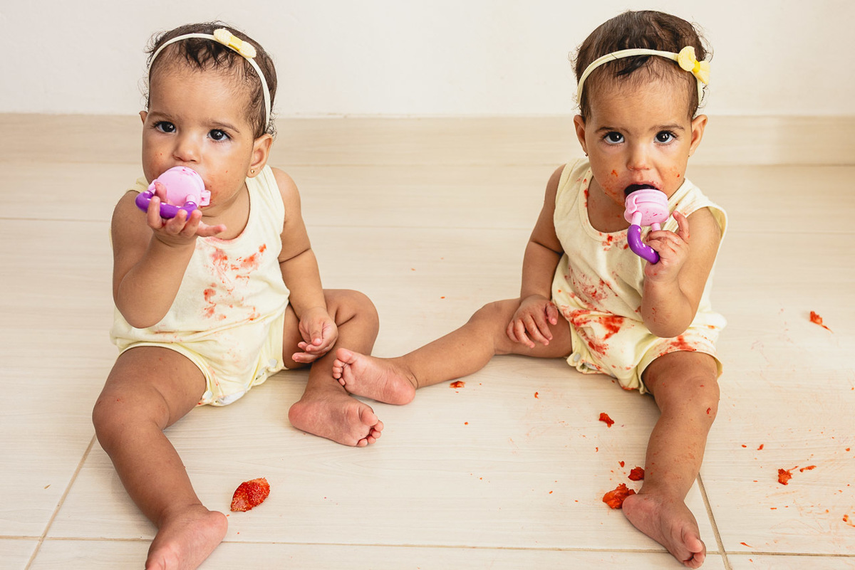 acompanhamento de bebê, abraço na alma, alan smyth fotografo são mateus es, ensaio de bebê, ensaio em casa, ensaio intimista, fotografia afetiva, fotografia de familia,  fotografia de familia sao mateus es,  gêmeas, gêmeas meninas, pais de menina, bebê