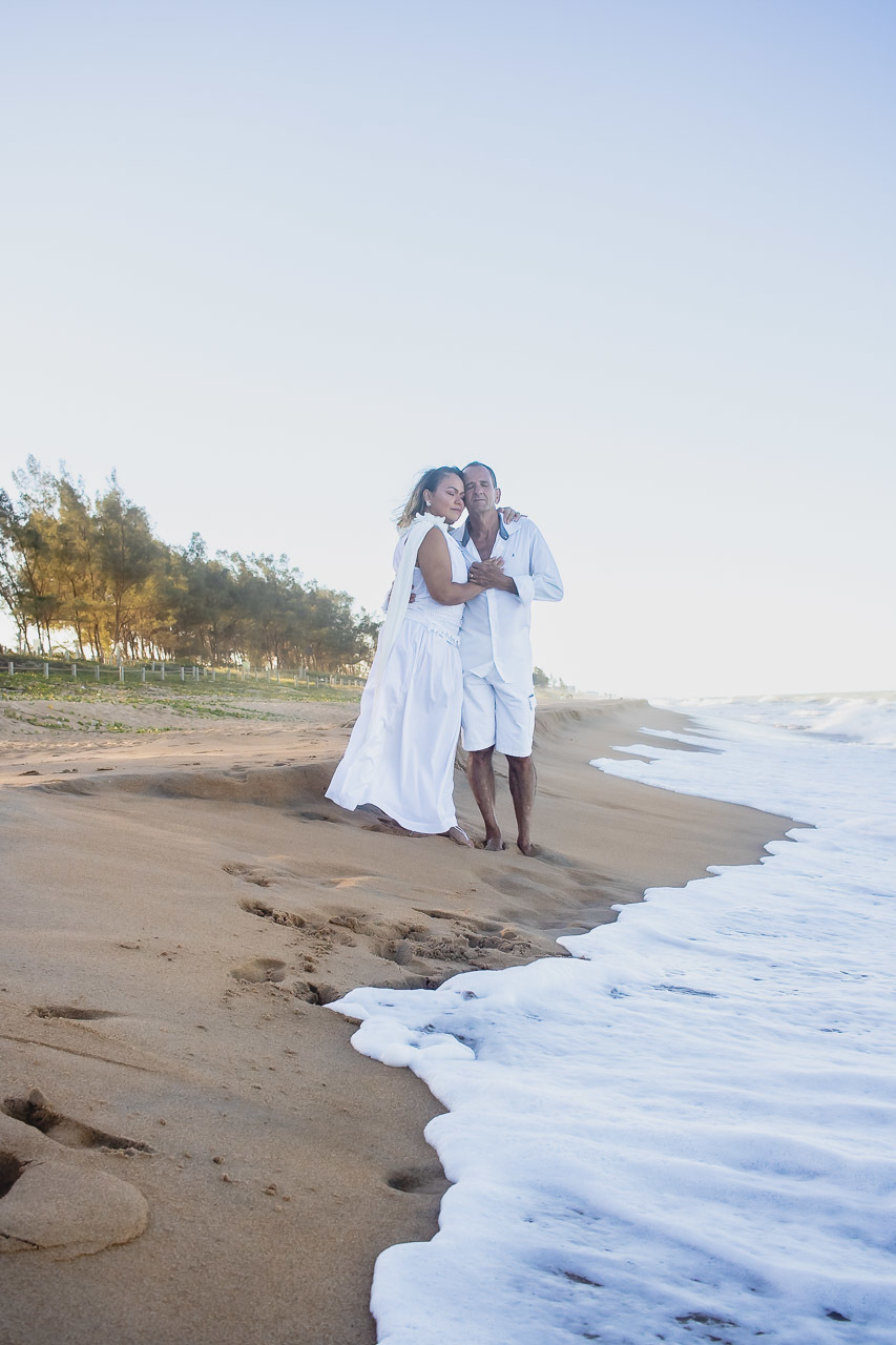 abraço na alma, alan smyth, alan smyth fotografo em sao mateus es, ensaio afetivo, ensaio casal na praia, fotografia afetiva, fotografia de casal, fotografia intimista, fotografo afetivo, fotografo em guriri, casal, ensaio intimista, casal maduro