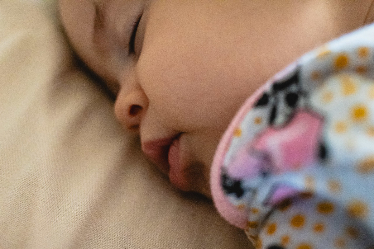 acompanhamento de bebê, abraço na alma, alan smyth fotografo são mateus es, ensaio de bebê, ensaio em casa, ensaio intimista, fotografia afetiva, fotografia de familia,  fotografia de familia sao mateus es, pais de menina, jornada de bebê, ensaio infantil