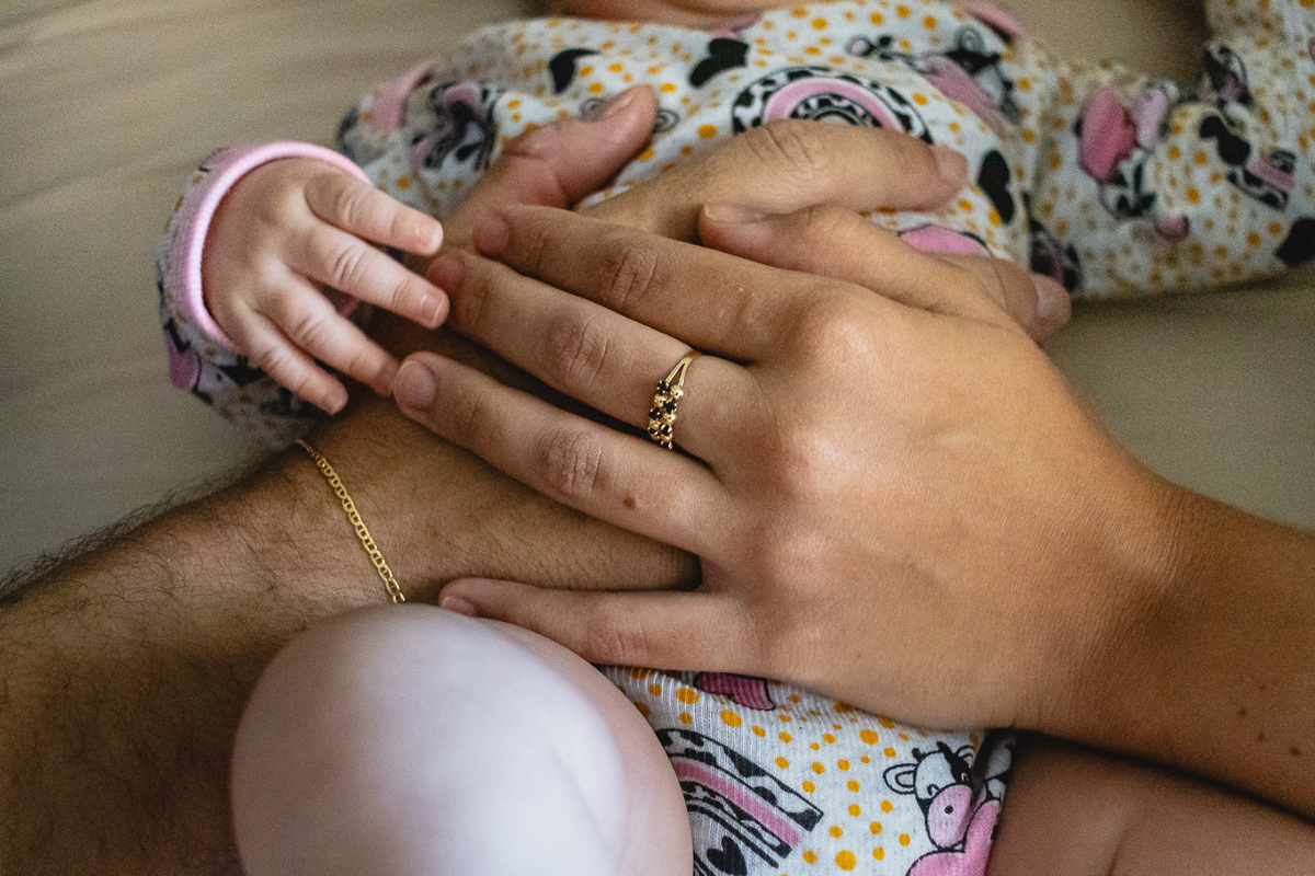 acompanhamento de bebê, abraço na alma, alan smyth fotografo são mateus es, ensaio de bebê, ensaio em casa, ensaio intimista, fotografia afetiva, fotografia de familia,  fotografia de familia sao mateus es, pais de menina, jornada de bebê, ensaio infantil