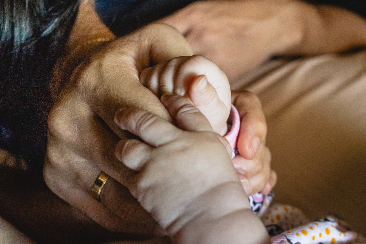acompanhamento de bebê, abraço na alma, alan smyth fotografo são mateus es, ensaio de bebê, ensaio em casa, ensaio intimista, fotografia afetiva, fotografia de familia,  fotografia de familia sao mateus es, pais de menina, jornada de bebê, ensaio infantil