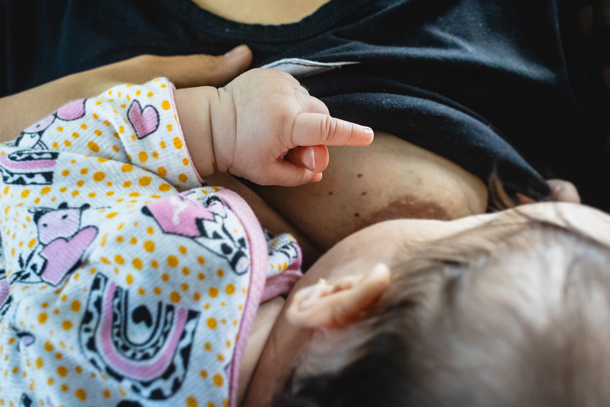acompanhamento de bebê, abraço na alma, alan smyth fotografo são mateus es, ensaio de bebê, ensaio em casa, ensaio intimista, fotografia afetiva, fotografia de familia,  fotografia de familia sao mateus es, pais de menina, jornada de bebê, ensaio infantil