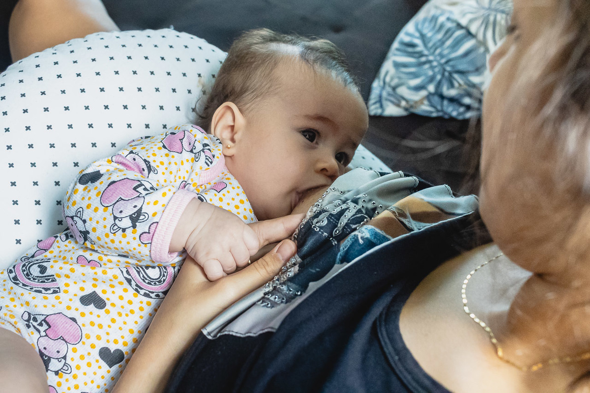 acompanhamento de bebê, abraço na alma, alan smyth fotografo são mateus es, ensaio de bebê, ensaio em casa, ensaio intimista, fotografia afetiva, fotografia de familia,  fotografia de familia sao mateus es, pais de menina, jornada de bebê, ensaio infantil