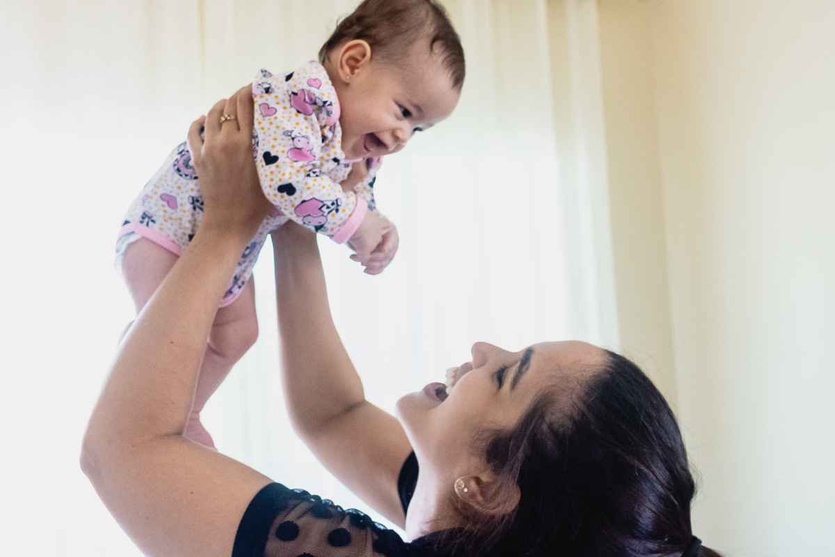 acompanhamento de bebê, abraço na alma, alan smyth fotografo são mateus es, ensaio de bebê, ensaio em casa, ensaio intimista, fotografia afetiva, fotografia de familia,  fotografia de familia sao mateus es, pais de menina, jornada de bebê, ensaio infantil