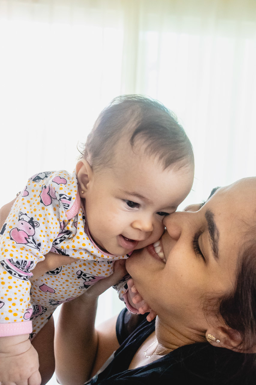 acompanhamento de bebê, abraço na alma, alan smyth fotografo são mateus es, ensaio de bebê, ensaio em casa, ensaio intimista, fotografia afetiva, fotografia de familia,  fotografia de familia sao mateus es, pais de menina, jornada de bebê, ensaio infantil