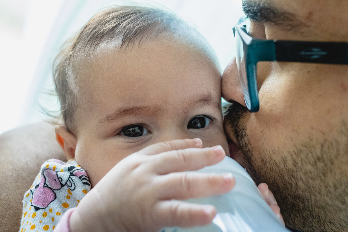acompanhamento de bebê, abraço na alma, alan smyth fotografo são mateus es, ensaio de bebê, ensaio em casa, ensaio intimista, fotografia afetiva, fotografia de familia,  fotografia de familia sao mateus es, pais de menina, jornada de bebê, ensaio infantil