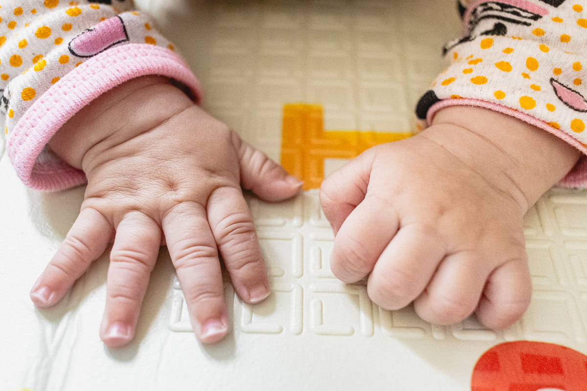 acompanhamento de bebê, abraço na alma, alan smyth fotografo são mateus es, ensaio de bebê, ensaio em casa, ensaio intimista, fotografia afetiva, fotografia de familia,  fotografia de familia sao mateus es, pais de menina, jornada de bebê, ensaio infantil