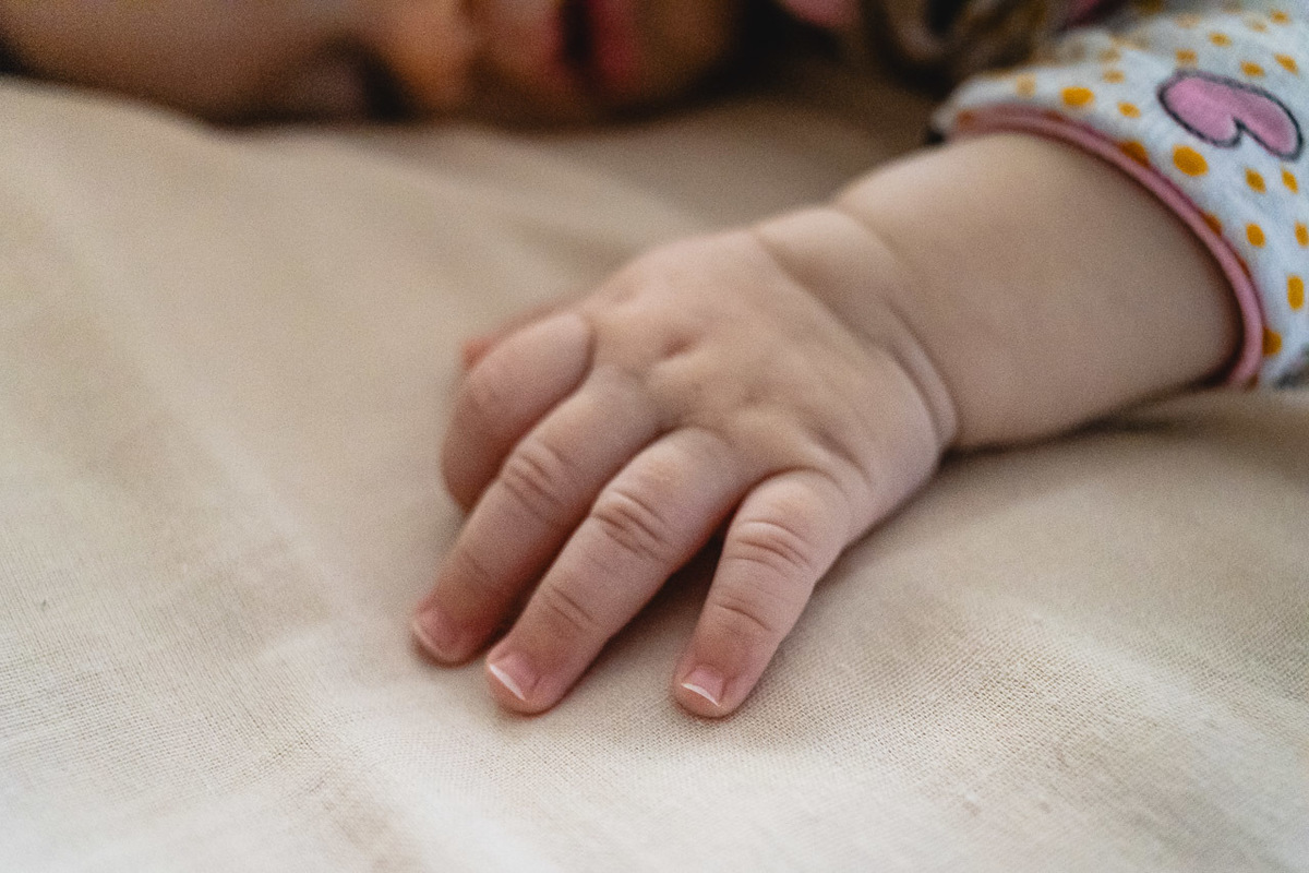 acompanhamento de bebê, abraço na alma, alan smyth fotografo são mateus es, ensaio de bebê, ensaio em casa, ensaio intimista, fotografia afetiva, fotografia de familia,  fotografia de familia sao mateus es, pais de menina, jornada de bebê, ensaio infantil