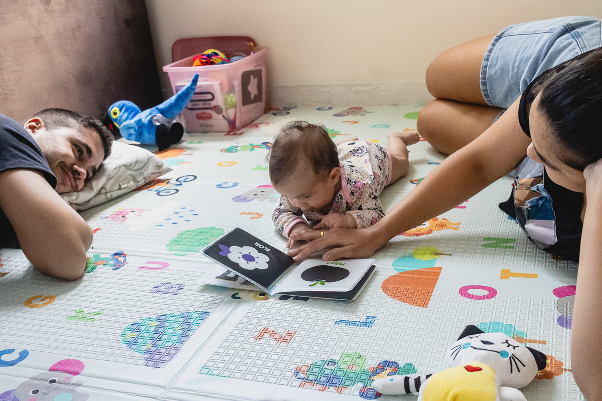 acompanhamento de bebê, abraço na alma, alan smyth fotografo são mateus es, ensaio de bebê, ensaio em casa, ensaio intimista, fotografia afetiva, fotografia de familia,  fotografia de familia sao mateus es, pais de menina, jornada de bebê, ensaio infantil