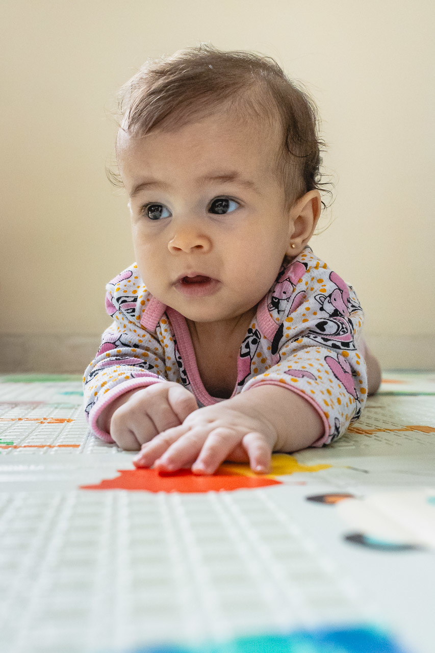 acompanhamento de bebê, abraço na alma, alan smyth fotografo são mateus es, ensaio de bebê, ensaio em casa, ensaio intimista, fotografia afetiva, fotografia de familia,  fotografia de familia sao mateus es, pais de menina, jornada de bebê, ensaio infantil