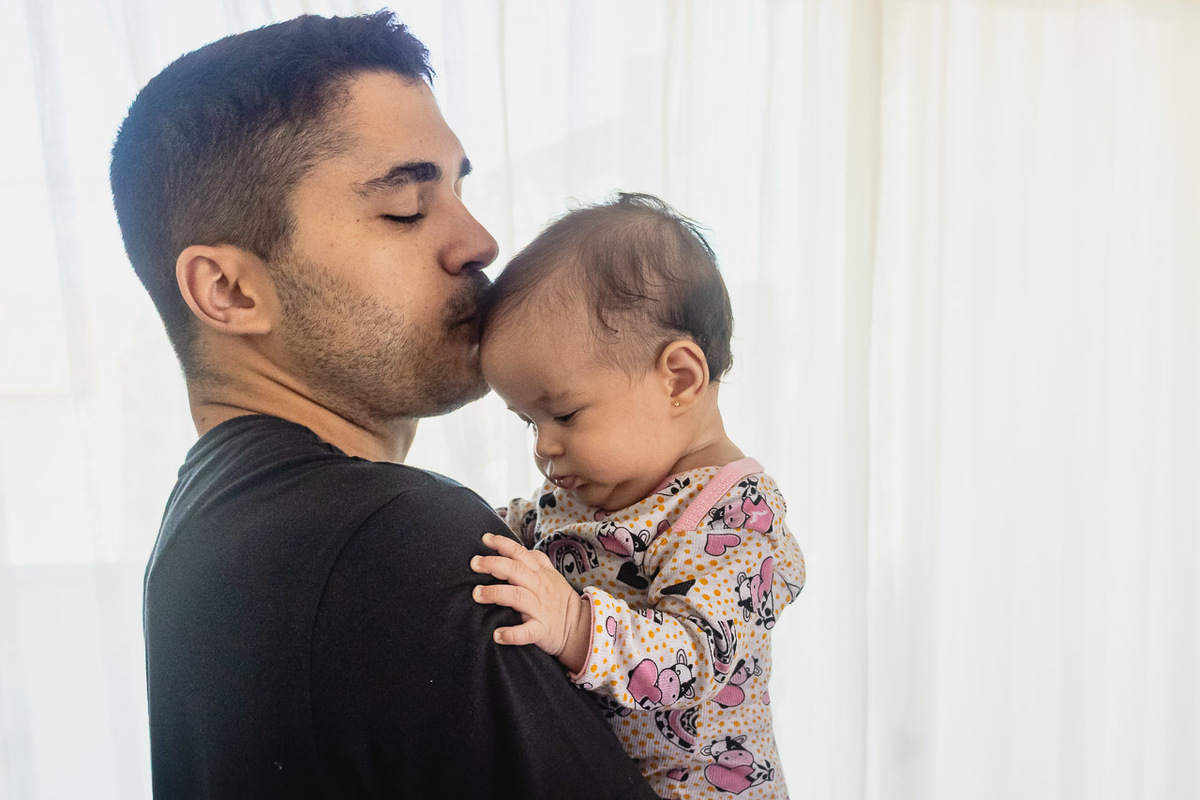 acompanhamento de bebê, abraço na alma, alan smyth fotografo são mateus es, ensaio de bebê, ensaio em casa, ensaio intimista, fotografia afetiva, fotografia de familia,  fotografia de familia sao mateus es, pais de menina, jornada de bebê, ensaio infantil