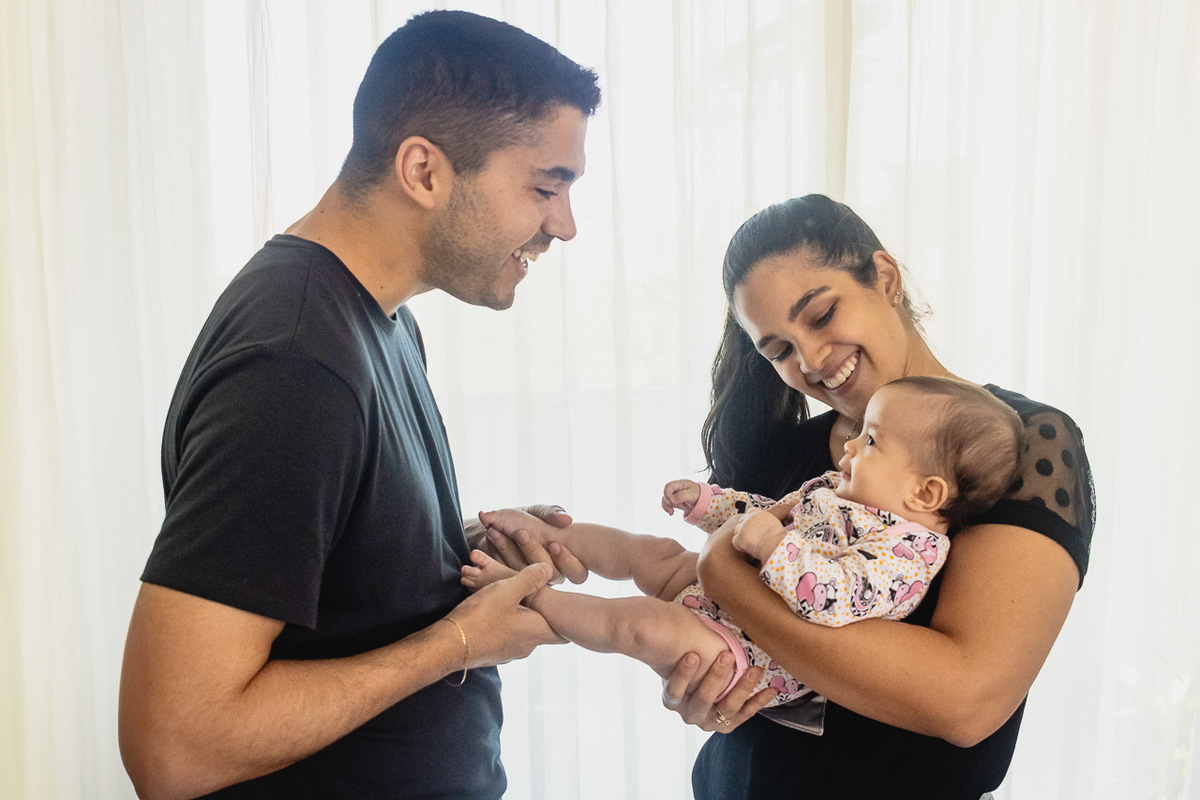acompanhamento de bebê, abraço na alma, alan smyth fotografo são mateus es, ensaio de bebê, ensaio em casa, ensaio intimista, fotografia afetiva, fotografia de familia,  fotografia de familia sao mateus es, pais de menina, jornada de bebê, ensaio infantil