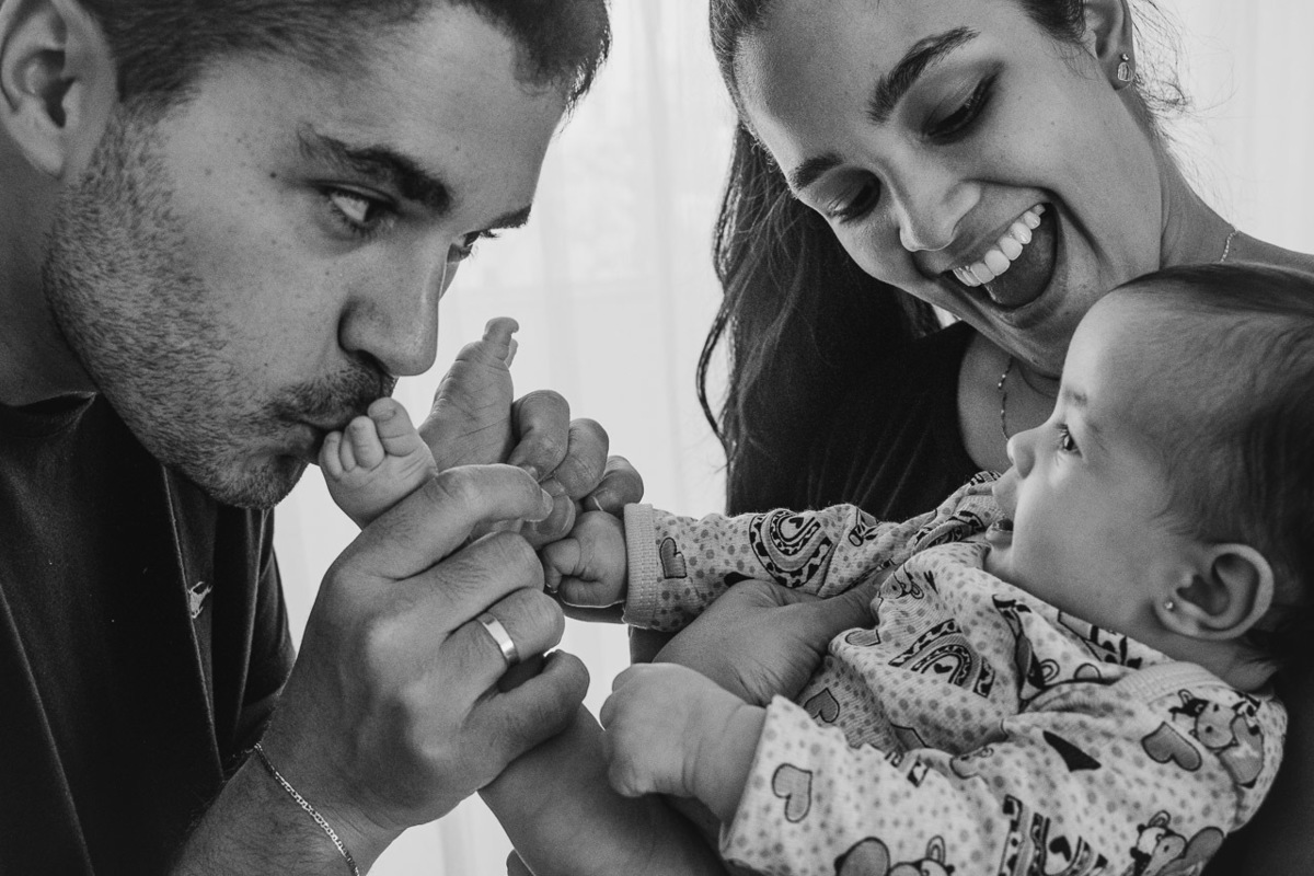acompanhamento de bebê, abraço na alma, alan smyth fotografo são mateus es, ensaio de bebê, ensaio em casa, ensaio intimista, fotografia afetiva, fotografia de familia,  fotografia de familia sao mateus es, pais de menina, jornada de bebê, ensaio infantil