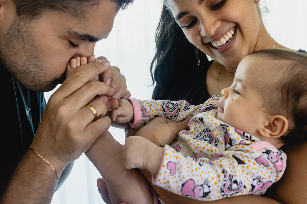 acompanhamento de bebê, abraço na alma, alan smyth fotografo são mateus es, ensaio de bebê, ensaio em casa, ensaio intimista, fotografia afetiva, fotografia de familia,  fotografia de familia sao mateus es, pais de menina, jornada de bebê, ensaio infantil