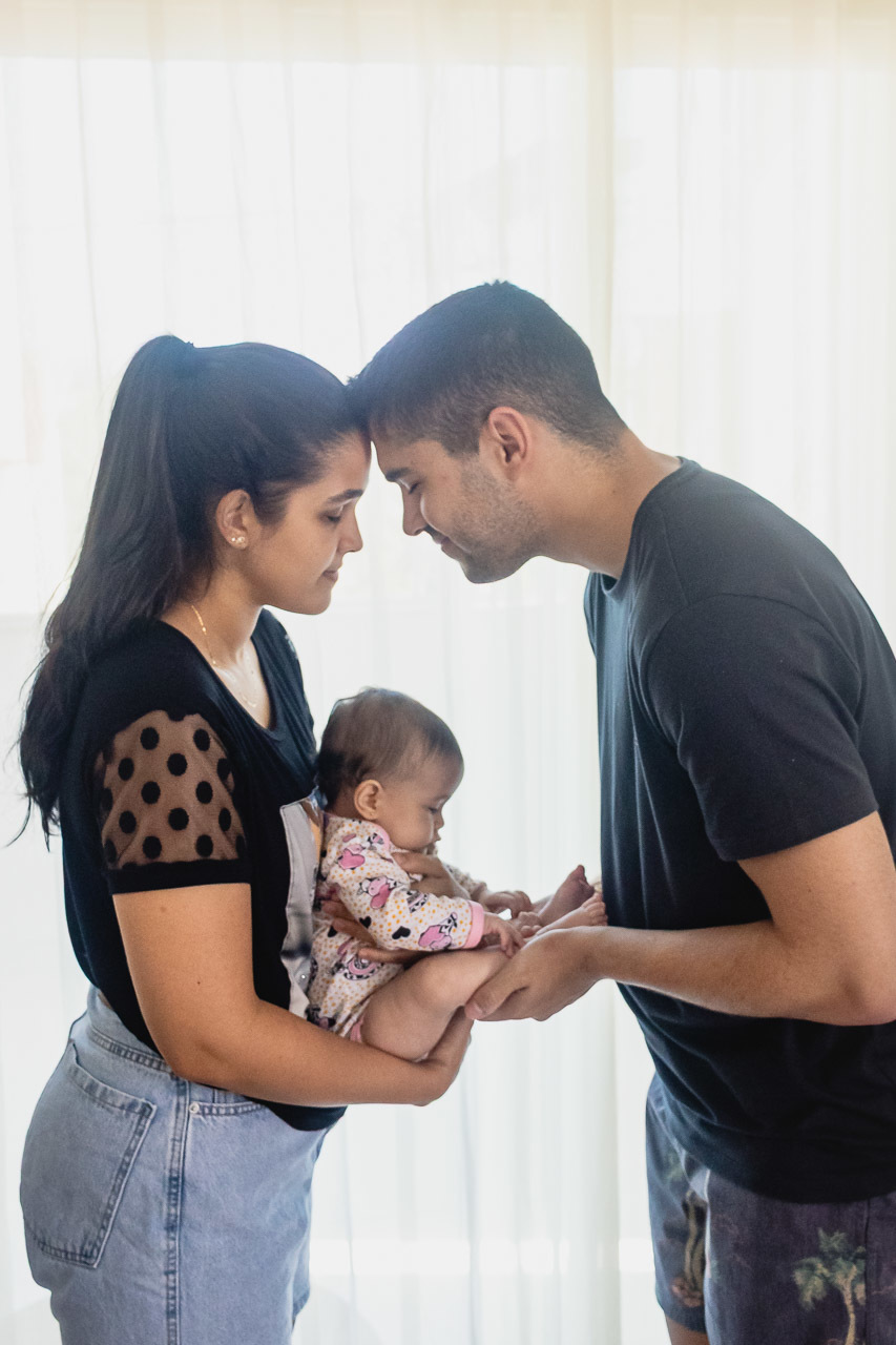 acompanhamento de bebê, abraço na alma, alan smyth fotografo são mateus es, ensaio de bebê, ensaio em casa, ensaio intimista, fotografia afetiva, fotografia de familia,  fotografia de familia sao mateus es, pais de menina, jornada de bebê, ensaio infantil