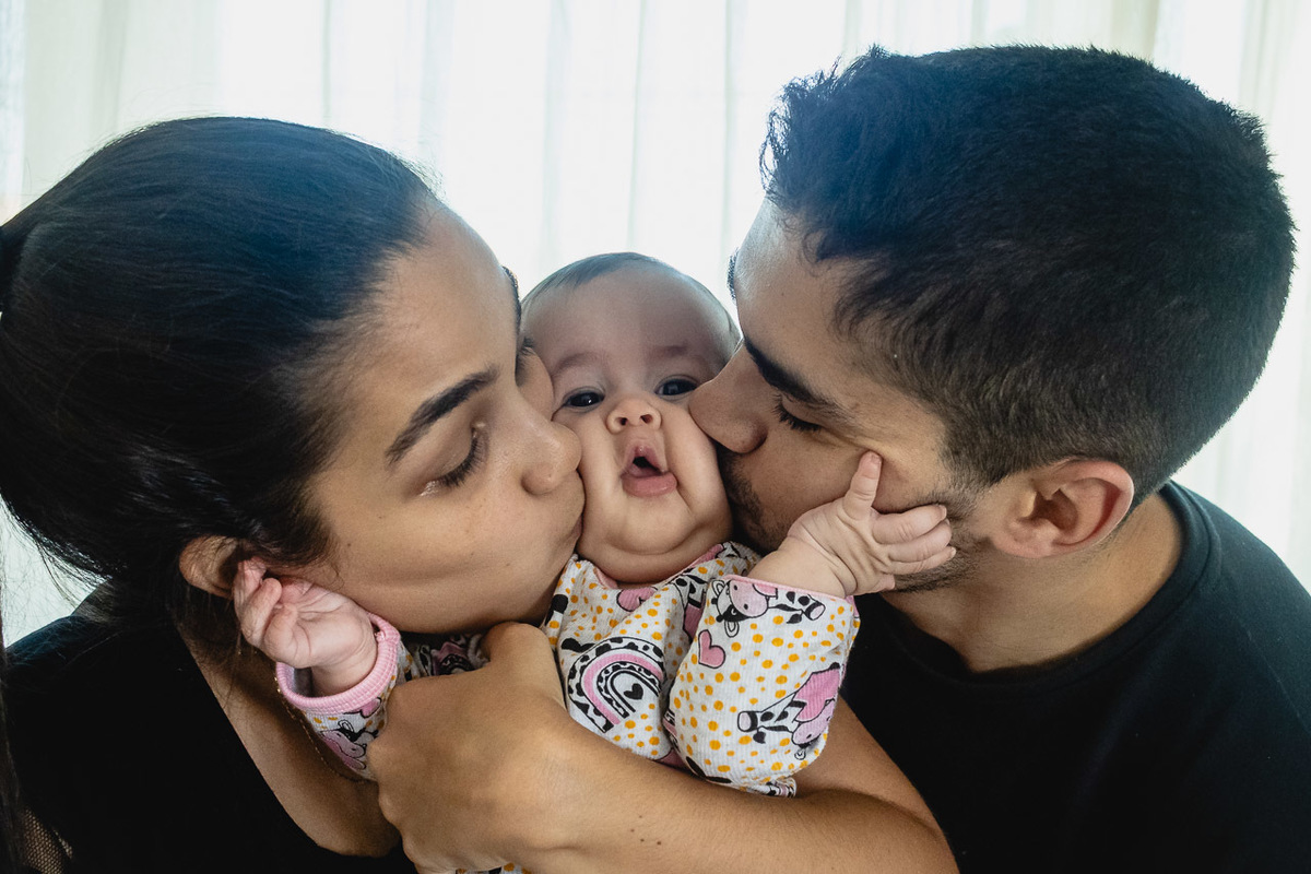 acompanhamento de bebê, abraço na alma, alan smyth fotografo são mateus es, ensaio de bebê, ensaio em casa, ensaio intimista, fotografia afetiva, fotografia de familia,  fotografia de familia sao mateus es, pais de menina, jornada de bebê, ensaio infantil