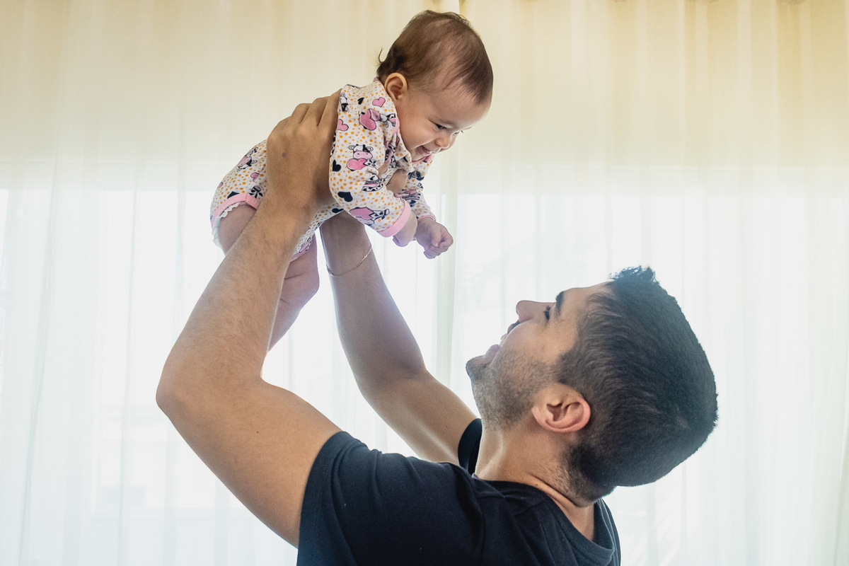 acompanhamento de bebê, abraço na alma, alan smyth fotografo são mateus es, ensaio de bebê, ensaio em casa, ensaio intimista, fotografia afetiva, fotografia de familia,  fotografia de familia sao mateus es, pais de menina, jornada de bebê, ensaio infantil