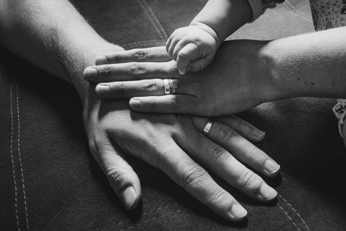 acompanhamento de bebê, abraço na alma, alan smyth fotografo são mateus es, ensaio de bebê, ensaio em casa, ensaio intimista, fotografia afetiva, fotografia de familia,  fotografia de familia sao mateus es, pais de menina, jornada de bebê, ensaio infantil