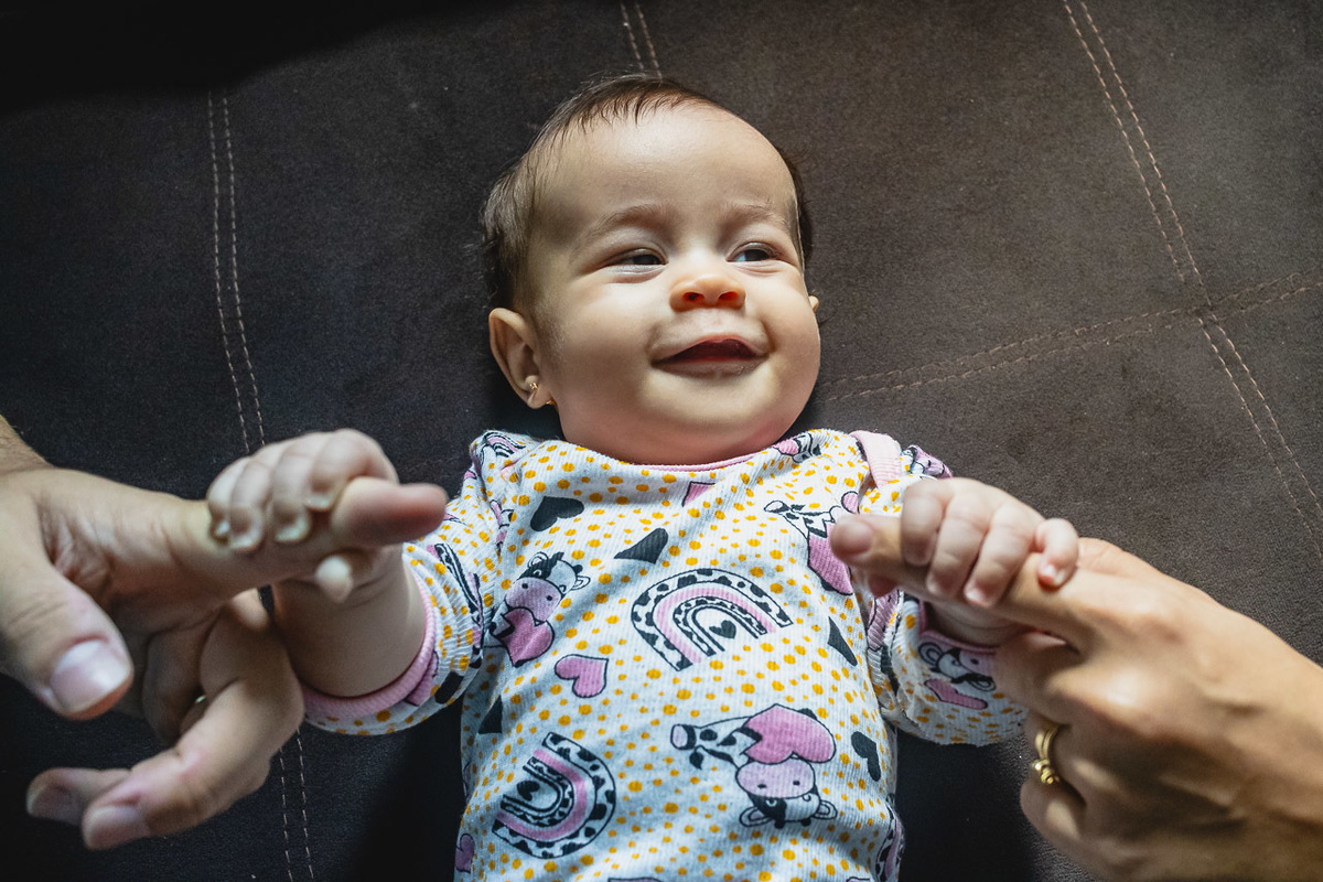 acompanhamento de bebê, abraço na alma, alan smyth fotografo são mateus es, ensaio de bebê, ensaio em casa, ensaio intimista, fotografia afetiva, fotografia de familia,  fotografia de familia sao mateus es, pais de menina, jornada de bebê, ensaio infantil