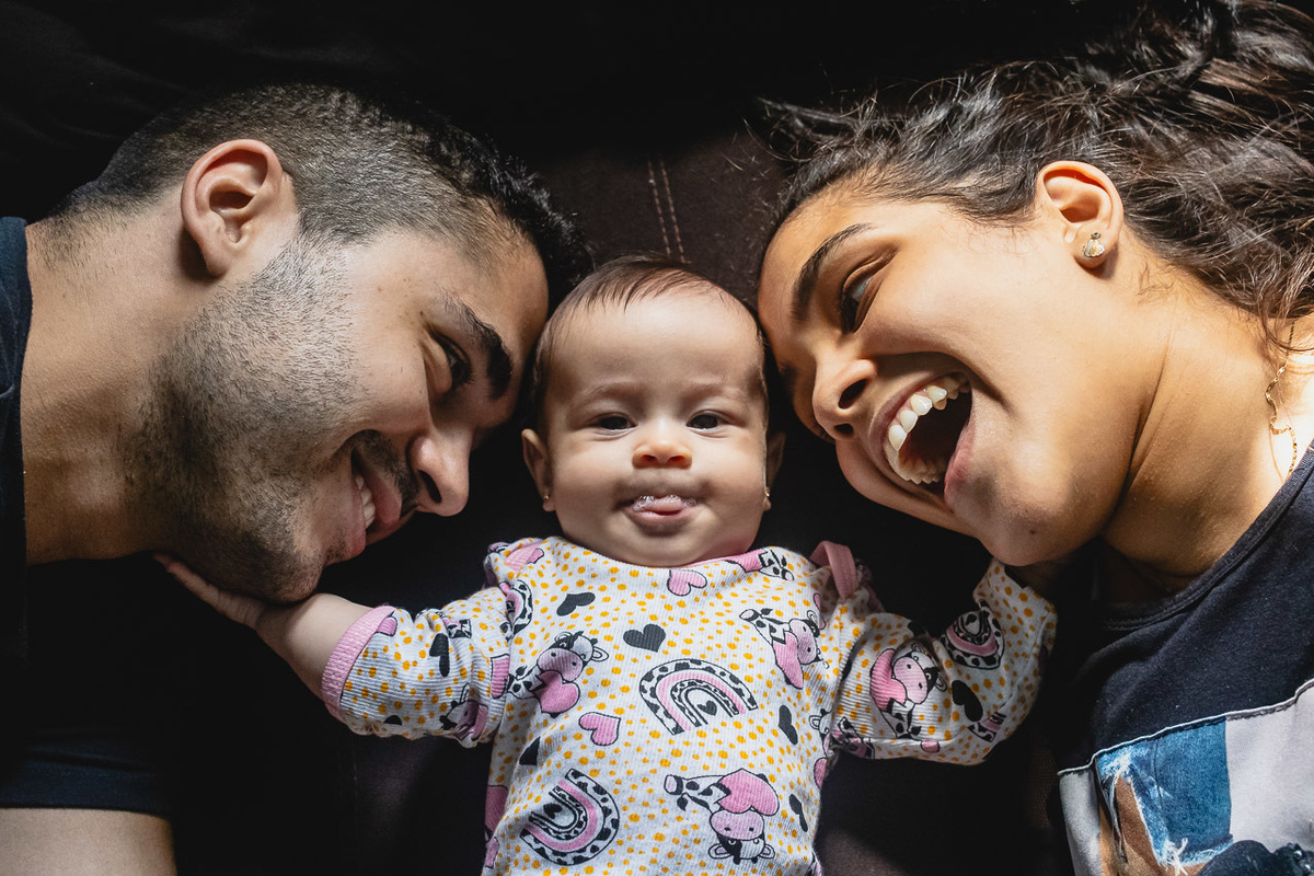 acompanhamento de bebê, abraço na alma, alan smyth fotografo são mateus es, ensaio de bebê, ensaio em casa, ensaio intimista, fotografia afetiva, fotografia de familia,  fotografia de familia sao mateus es, pais de menina, jornada de bebê, ensaio infantil