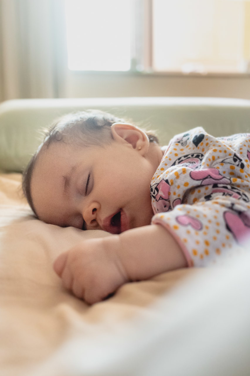 acompanhamento de bebê, abraço na alma, alan smyth fotografo são mateus es, ensaio de bebê, ensaio em casa, ensaio intimista, fotografia afetiva, fotografia de familia,  fotografia de familia sao mateus es, pais de menina, jornada de bebê, ensaio infantil