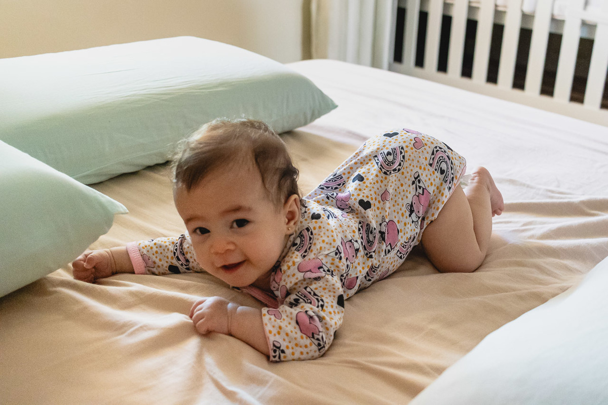 acompanhamento de bebê, abraço na alma, alan smyth fotografo são mateus es, ensaio de bebê, ensaio em casa, ensaio intimista, fotografia afetiva, fotografia de familia,  fotografia de familia sao mateus es, pais de menina, jornada de bebê, ensaio infantil
