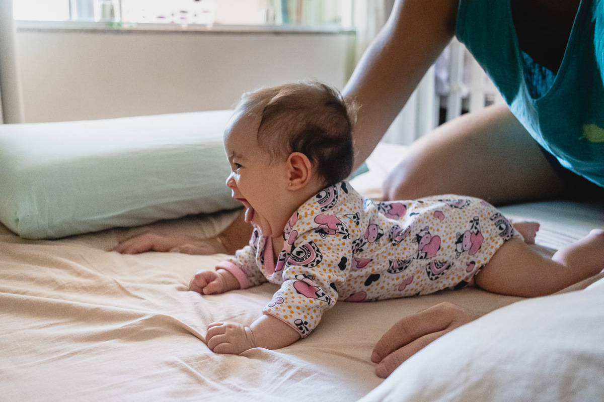 acompanhamento de bebê, abraço na alma, alan smyth fotografo são mateus es, ensaio de bebê, ensaio em casa, ensaio intimista, fotografia afetiva, fotografia de familia,  fotografia de familia sao mateus es, pais de menina, jornada de bebê, ensaio infantil