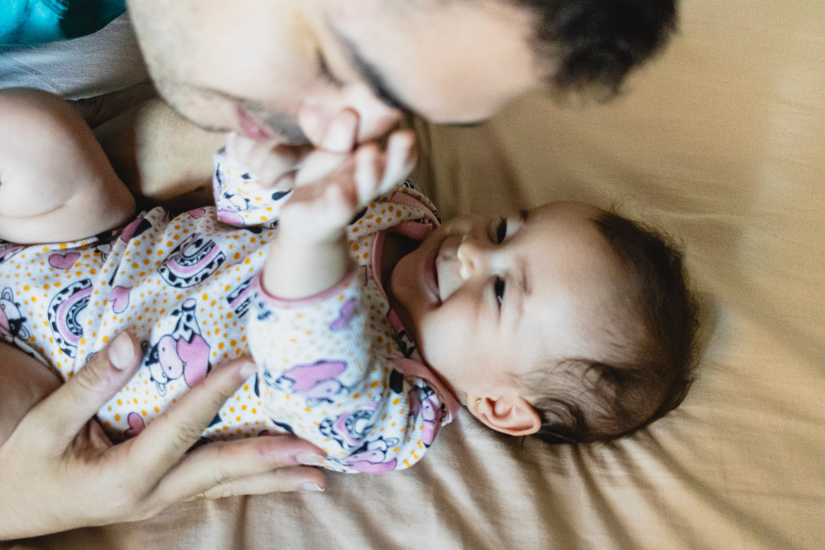 acompanhamento de bebê, abraço na alma, alan smyth fotografo são mateus es, ensaio de bebê, ensaio em casa, ensaio intimista, fotografia afetiva, fotografia de familia,  fotografia de familia sao mateus es, pais de menina, jornada de bebê, ensaio infantil