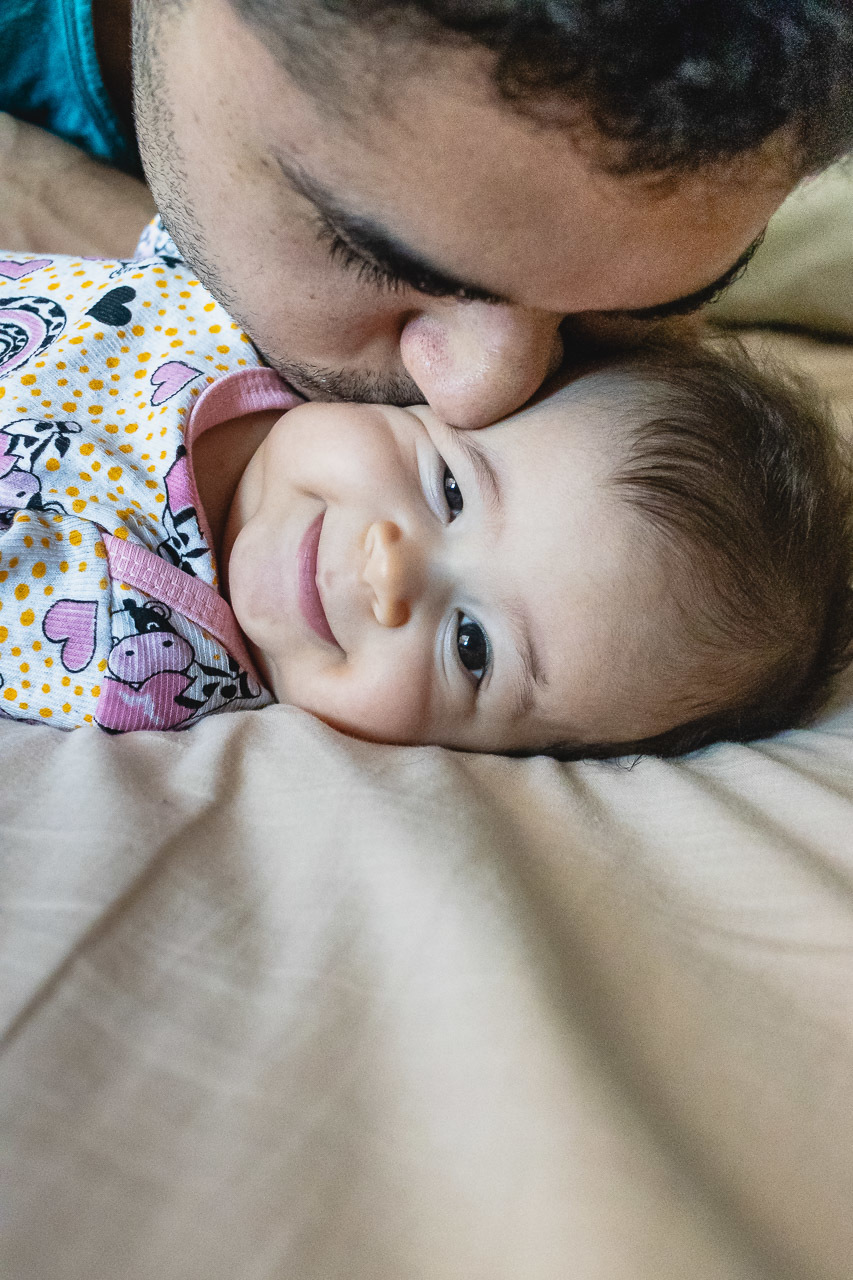acompanhamento de bebê, abraço na alma, alan smyth fotografo são mateus es, ensaio de bebê, ensaio em casa, ensaio intimista, fotografia afetiva, fotografia de familia,  fotografia de familia sao mateus es, pais de menina, jornada de bebê, ensaio infantil